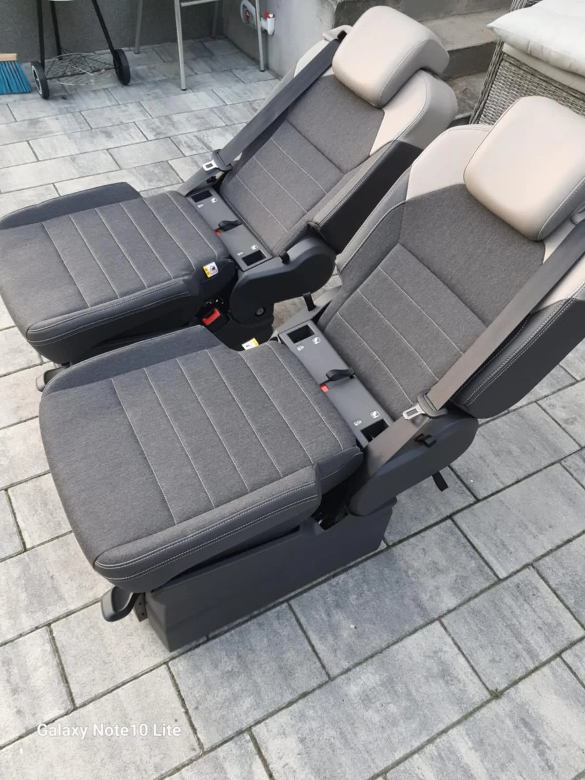Original VW T7 Stoff Campingsitze Set mit Sicherheitsgurt und Liegefunktion, Originalaufnahme 8 für T7