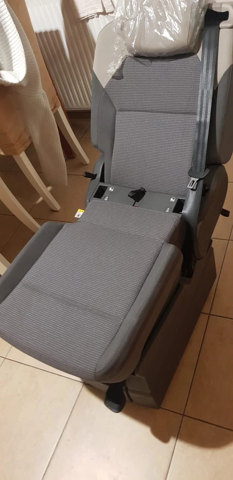 Original VW T7 Stoff Campingsitze Set mit Sicherheitsgurt und Liegefunktion, Originalaufnahme 9 für T7