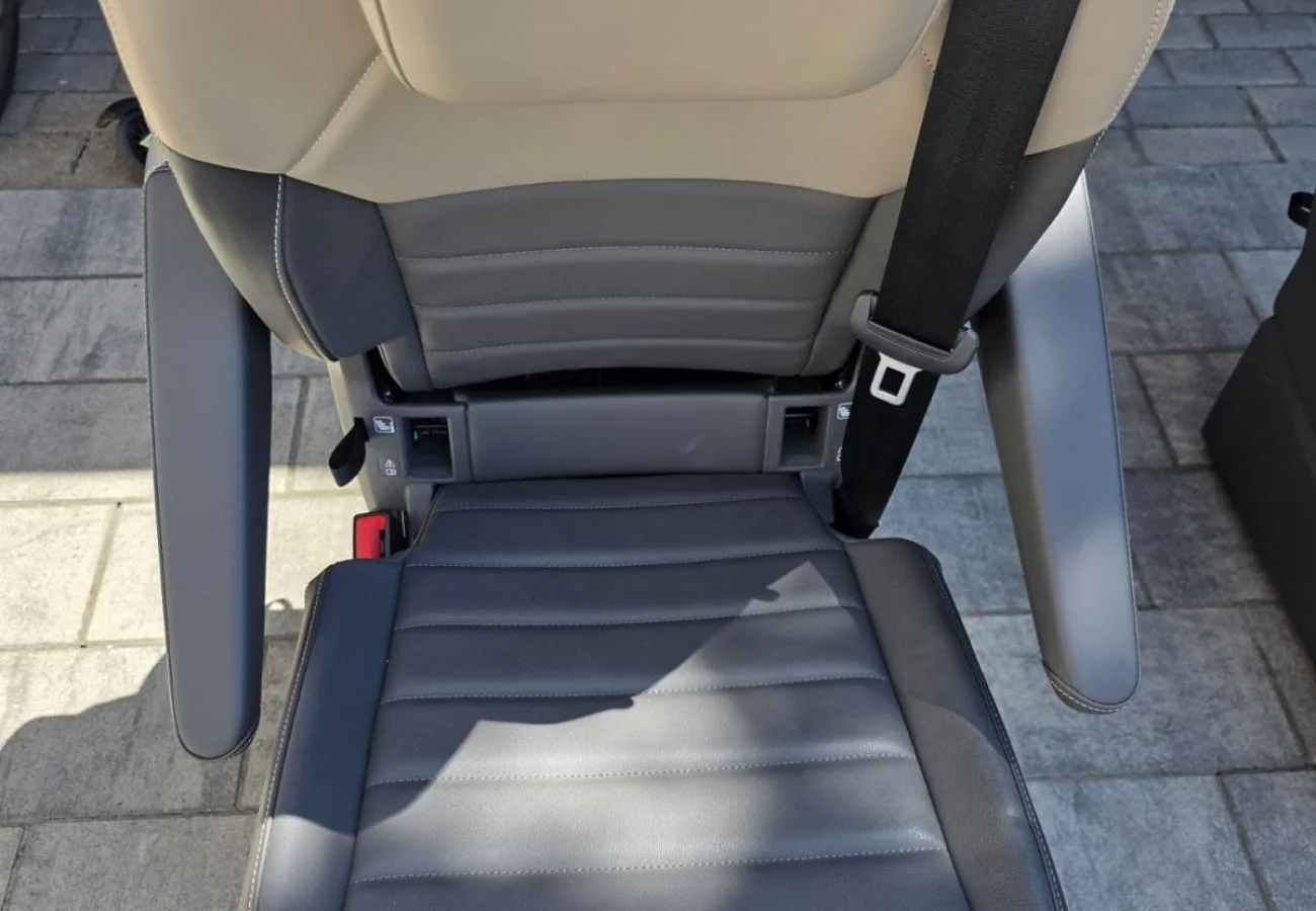 Original VW T7 Ledersitz mit Armlehnen und Sicherheitsgurt