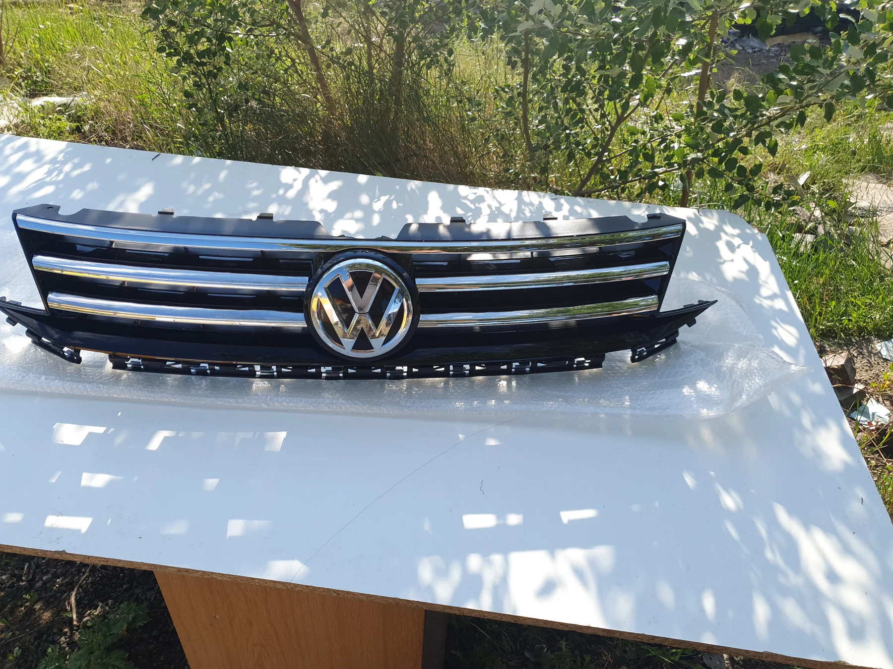 VW T6 Highline Kühlergrill – Original Gebrauchtteil mit Chromleisten für Modelle ab 2015, Originalaufnahme 2 für T6