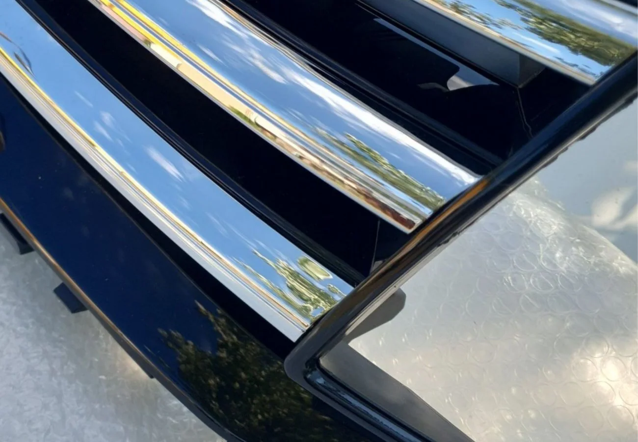 VW T6 Highline Kühlergrill – Original Gebrauchtteil mit Chromleisten für Modelle ab 2015, Originalaufnahme 3 für T6