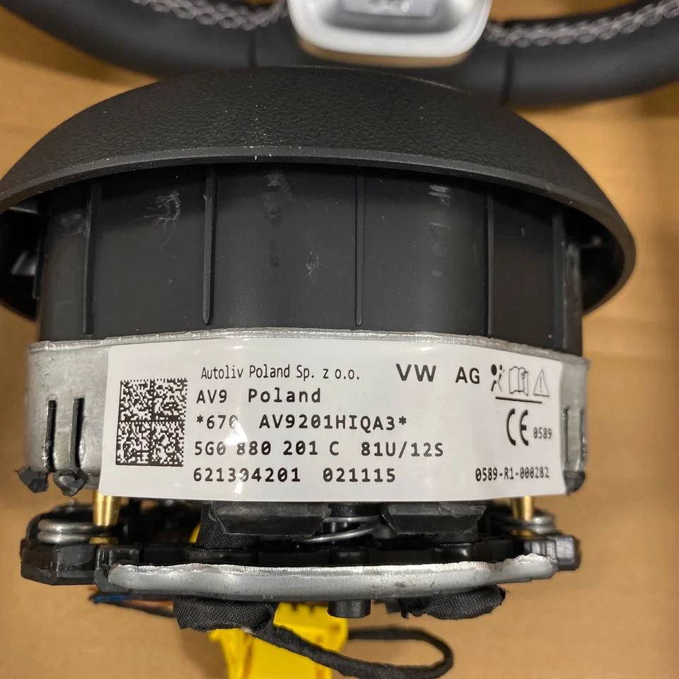VW R-Line Lenkrad komplett, neu, ohne Schaltwippen – Originalaufnahme