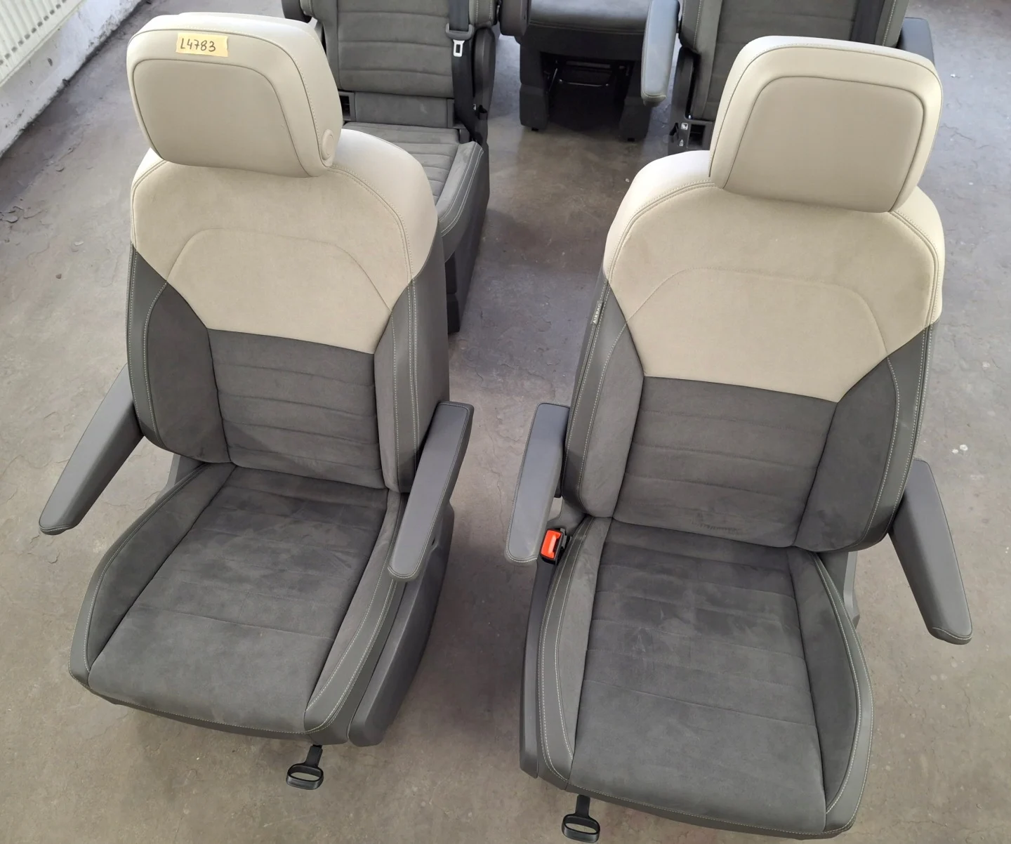 VW T7 Multivan Innenausstattung Alcantara mit Sitzheizung – Originalaufnahme