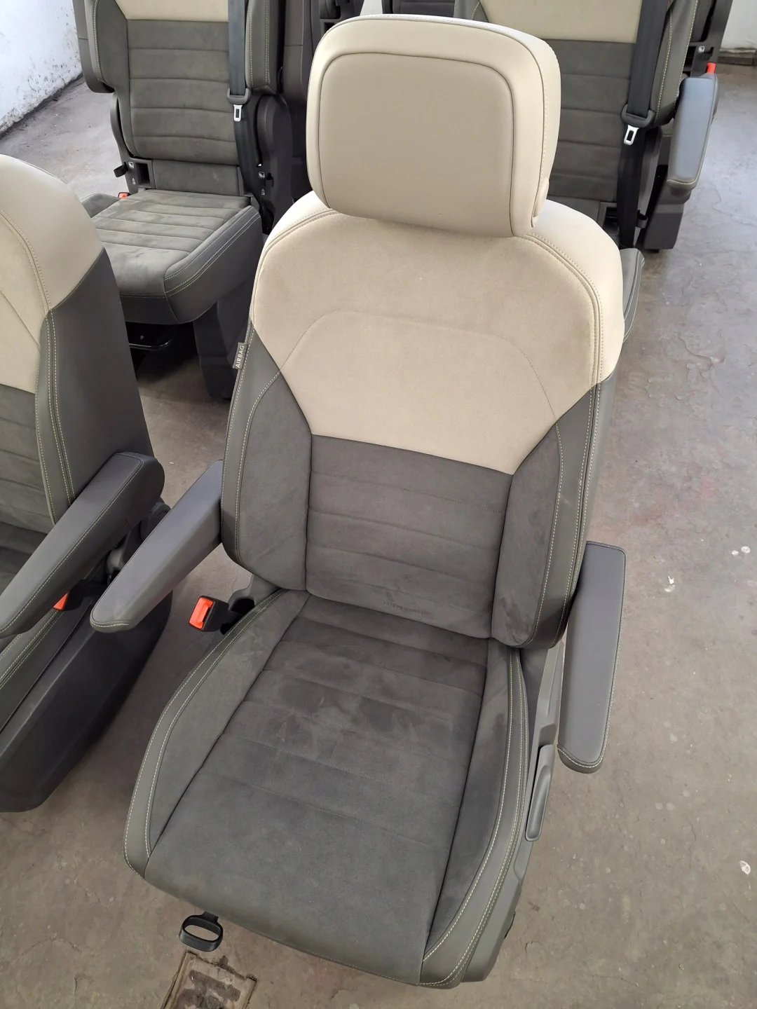 VW T7 Multivan Innenausstattung Alcantara mit Sitzheizung – Originalaufnahme