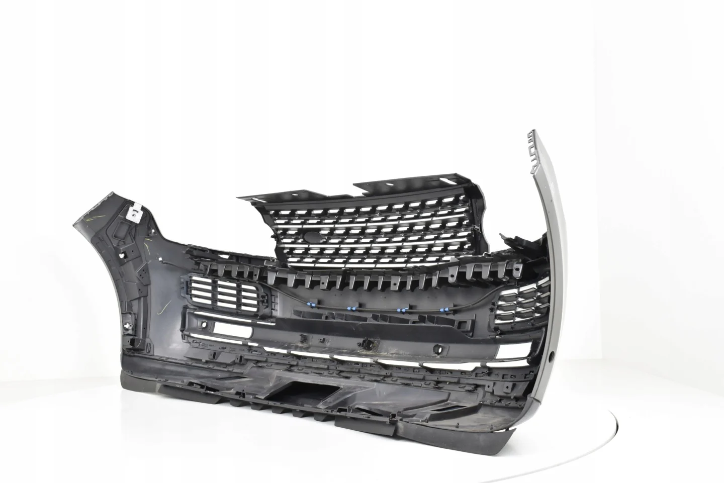 Range Rover Vogue L405 Frontstoßstange Original ab 2013 – 6 PDC, SRA – Originalaufnahme