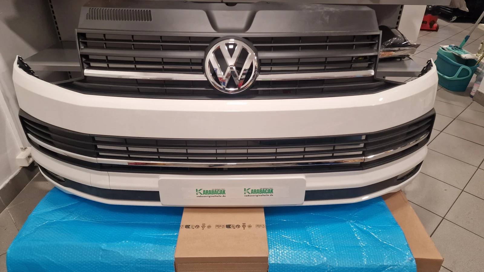 Volkswagen T6 Multivan Stoßstange Stoßfänger BUMPER KOMPLETT ABGEBILDET NEUE frisch lakiren LB9A Candyweiß – Originalaufnahme 2