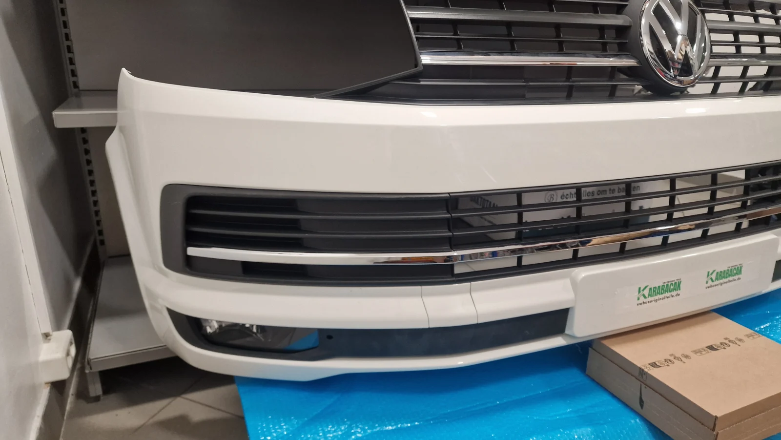 Volkswagen T6 Multivan Stoßstange Stoßfänger BUMPER KOMPLETT ABGEBILDET – Originalaufnahme