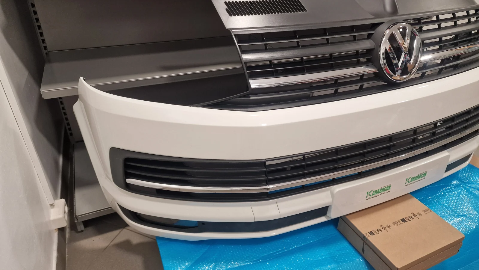 Volkswagen T6 Multivan Stoßstange Stoßfänger BUMPER KOMPLETT ABGEBILDET NEUE frisch lakiren – Originalaufnahme