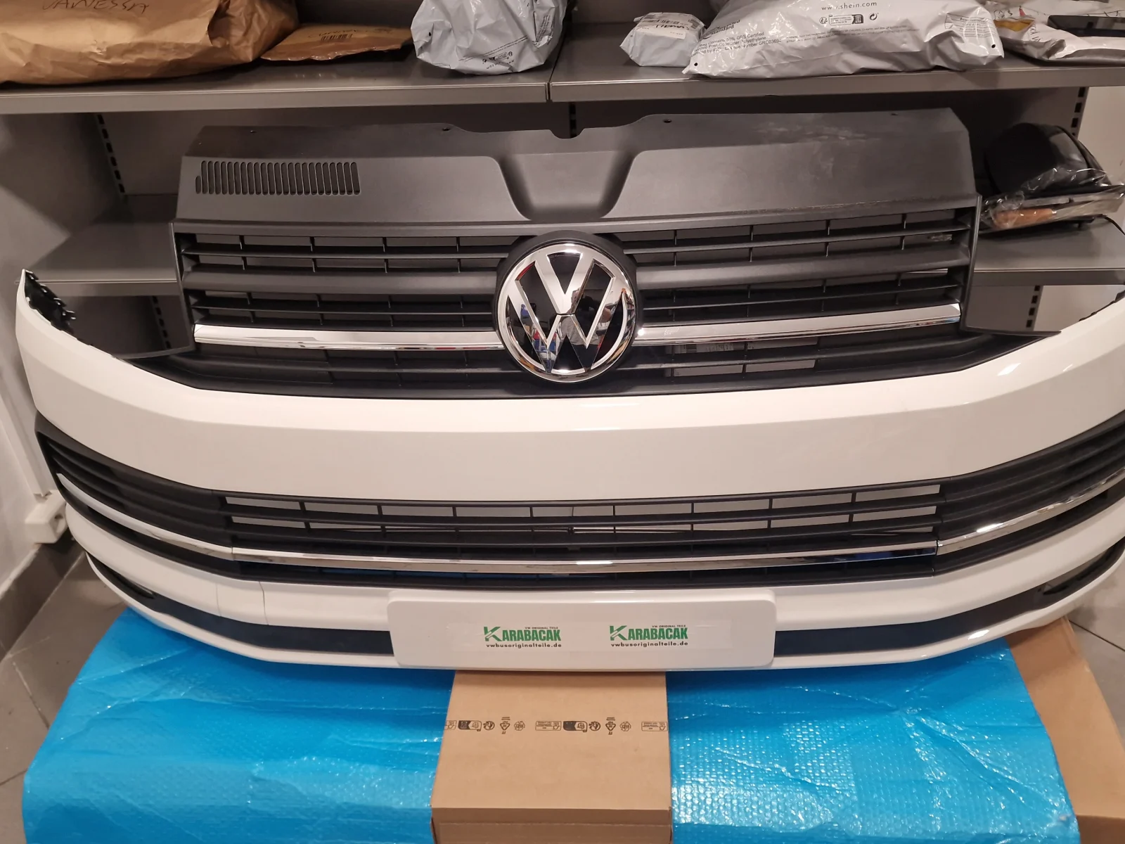Volkswagen T6 Multivan Stoßstange Stoßfänger BUMPER KOMPLETT ABGEBILDET NEUE frisch lakiren LB9A Candyweiß – Originalaufnahme