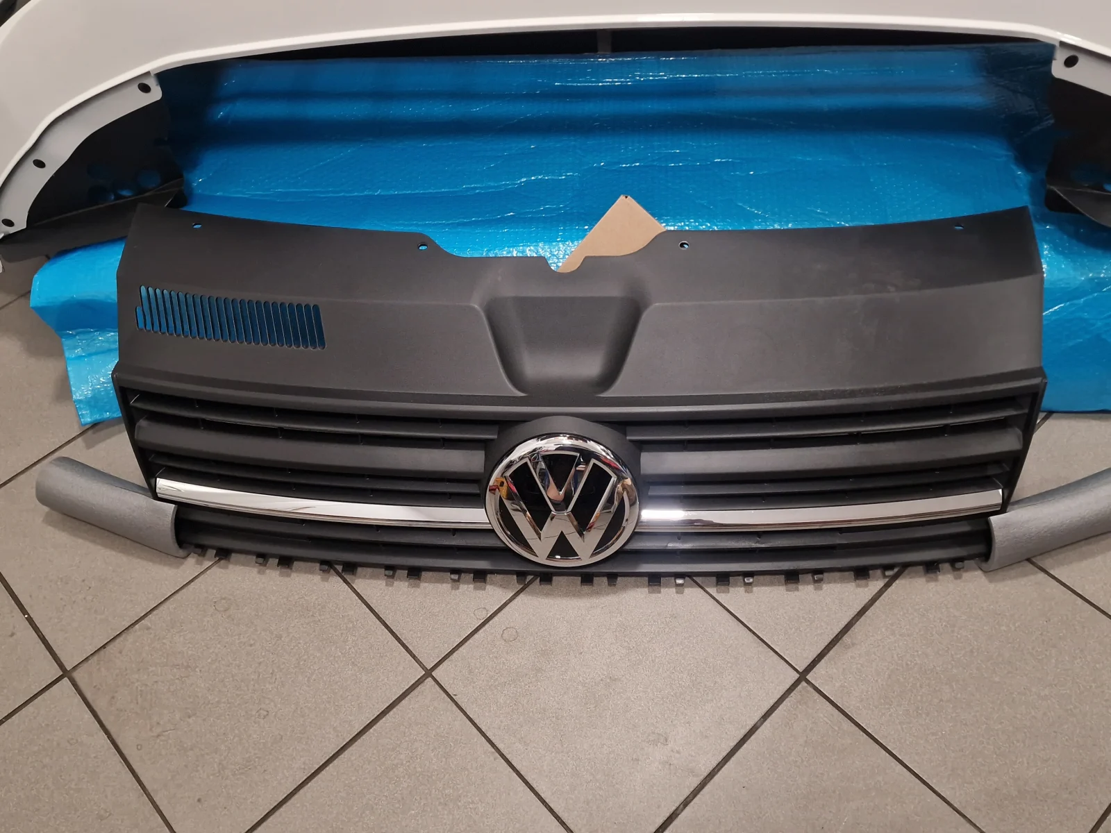 Volkswagen T6 Multivan Stoßstange Stoßfänger BUMPER KOMPLETT ABGEBILDET NEUE frisch lakiren LB9A Candyweiß – Originalaufnahme