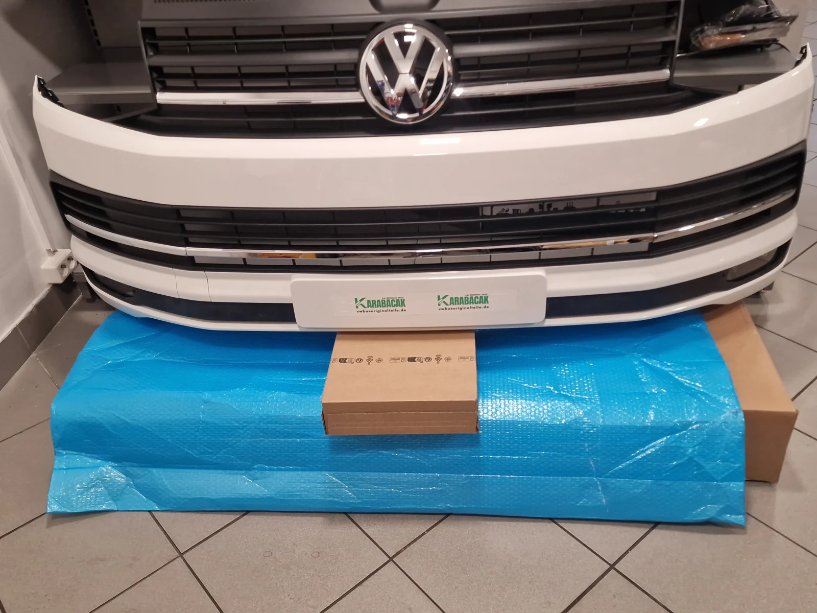 Volkswagen T6 Multivan Stoßstange Stoßfänger BUMPER KOMPLETT ABGEBILDET NEUE frisch lakiren LB9A Candyweiß – Originalaufnahme