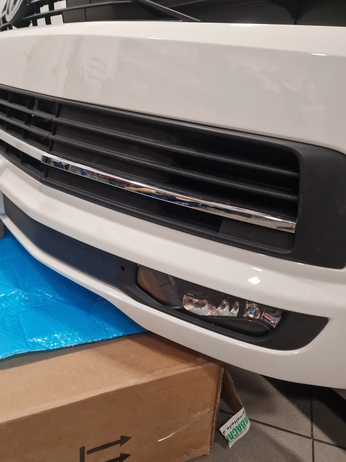 Volkswagen T6 Multivan Stoßstange Stoßfänger BUMPER KOMPLETT ABGEBILDET NEUE frisch lakiren LB9A Candyweiß – Originalaufnahme