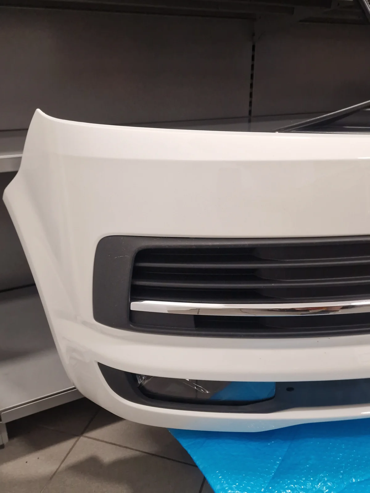 Volkswagen T6 Multivan Stoßstange Stoßfänger BUMPER KOMPLETT ABGEBILDET NEUE frisch lakiren LB9A Candyweiß – Originalaufnahme