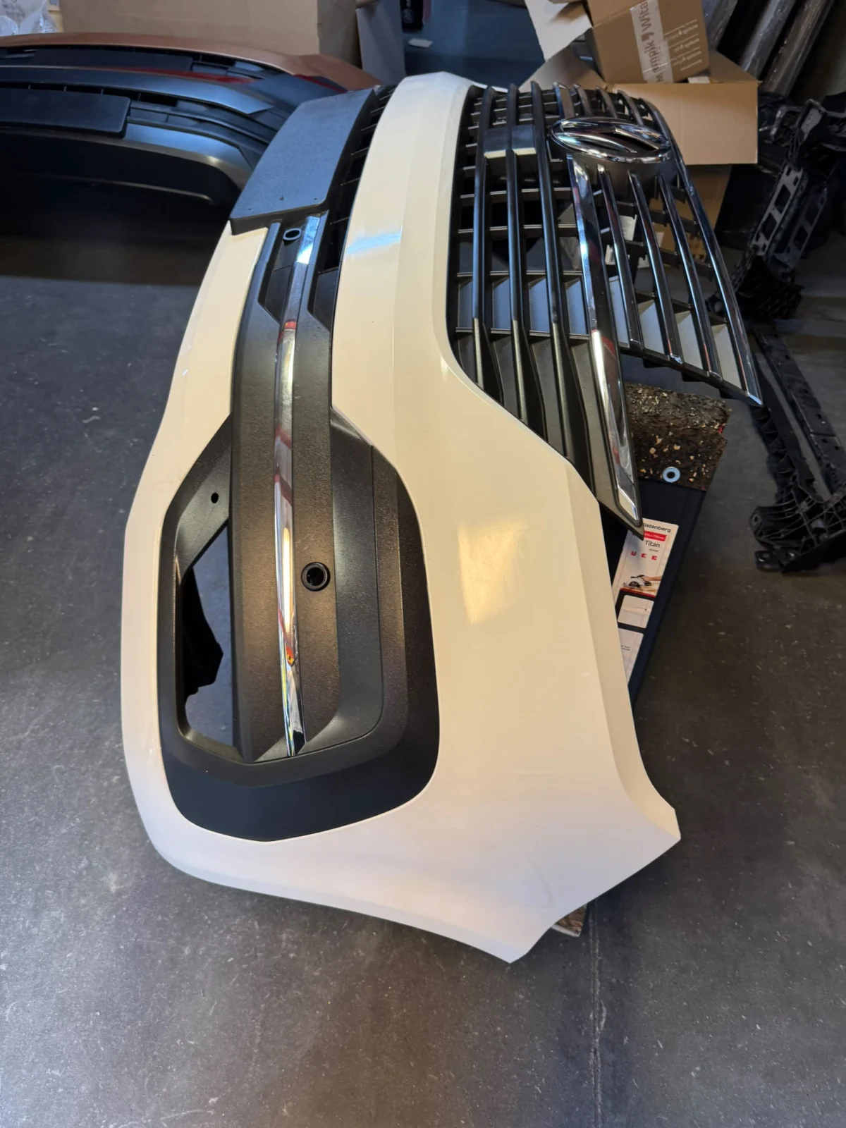 Volkswagen original T6.1 Stoßstange vorne LB9A Candyweiß 4 Parksensor Nebelscheinwerfer komplett neue bestellen vw Versand Europa Deutschland – Originalaufnahme