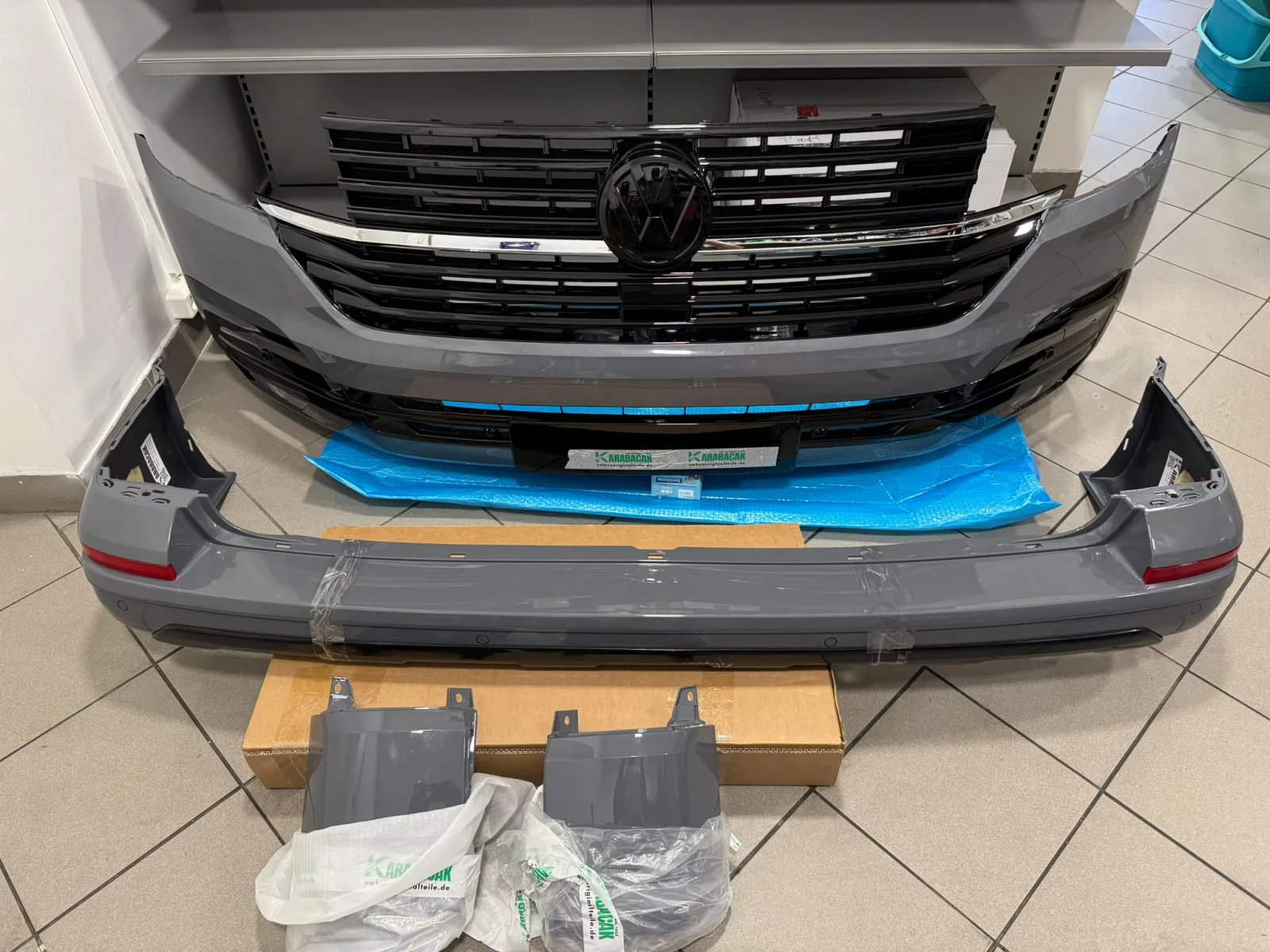VW Bus T6.1 Multivan Stoßstange Stoßfänger BUMPER Parksensor Set Hinten Blenden Parksensor Einparkhilfe Reflektor komplett