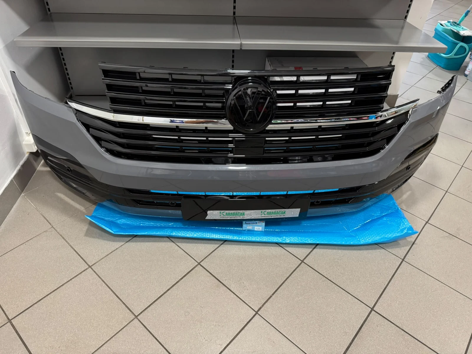 VW Bus T6.1 Multivan Stoßstange Stoßfänger BUMPER Parksensor Set Hinten Blenden Parksensor Einparkhilfe Reflektor komplett – Originalaufnahme 2