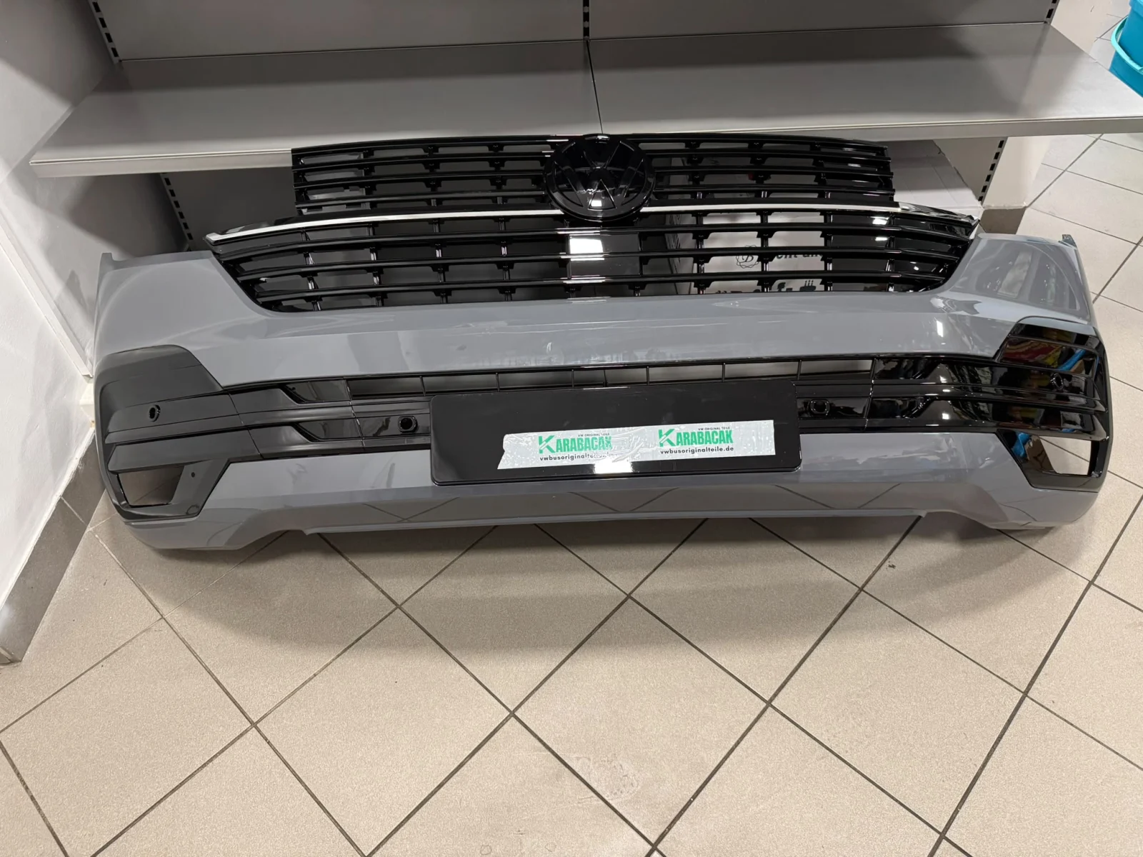 VW Bus T6.1 Multivan Stoßstange Stoßfänger BUMPER Parksensor Set Hinten Blenden Parksensor Einparkhilfe Reflektor komplett – Originalaufnahme 3