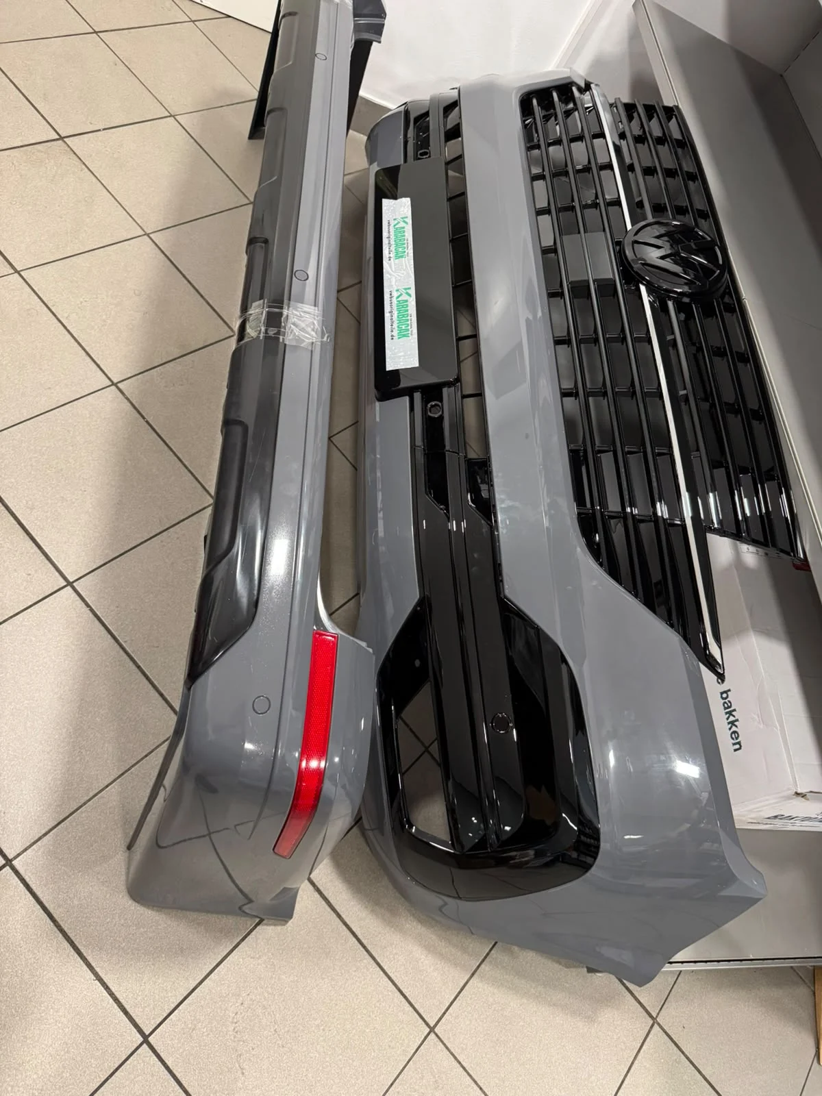 VW Bus T6.1 Multivan Stoßstange Stoßfänger BUMPER Parksensor – Originalaufnahme