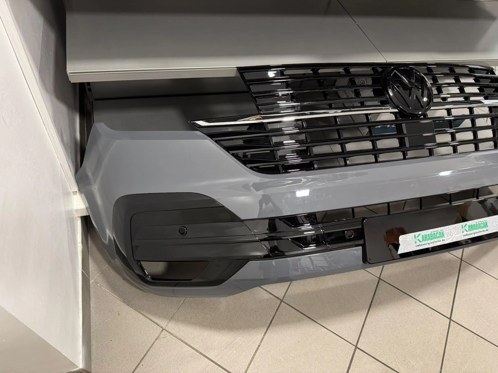 VW Bus T6.1 Multivan Stoßstange Stoßfänger BUMPER Parksensor – Originalaufnahme