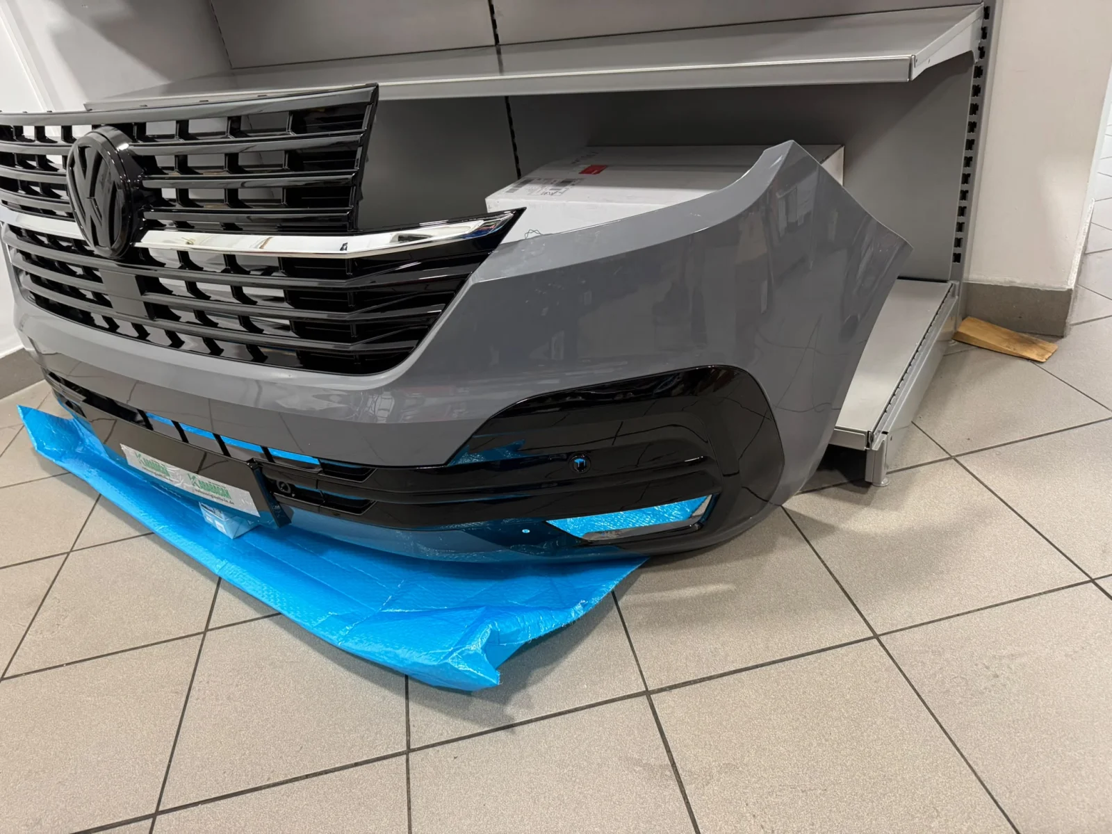 VW Bus T6.1 Multivan Stoßstange Stoßfänger BUMPER Parksensor Set 1500euro – Originalaufnahme