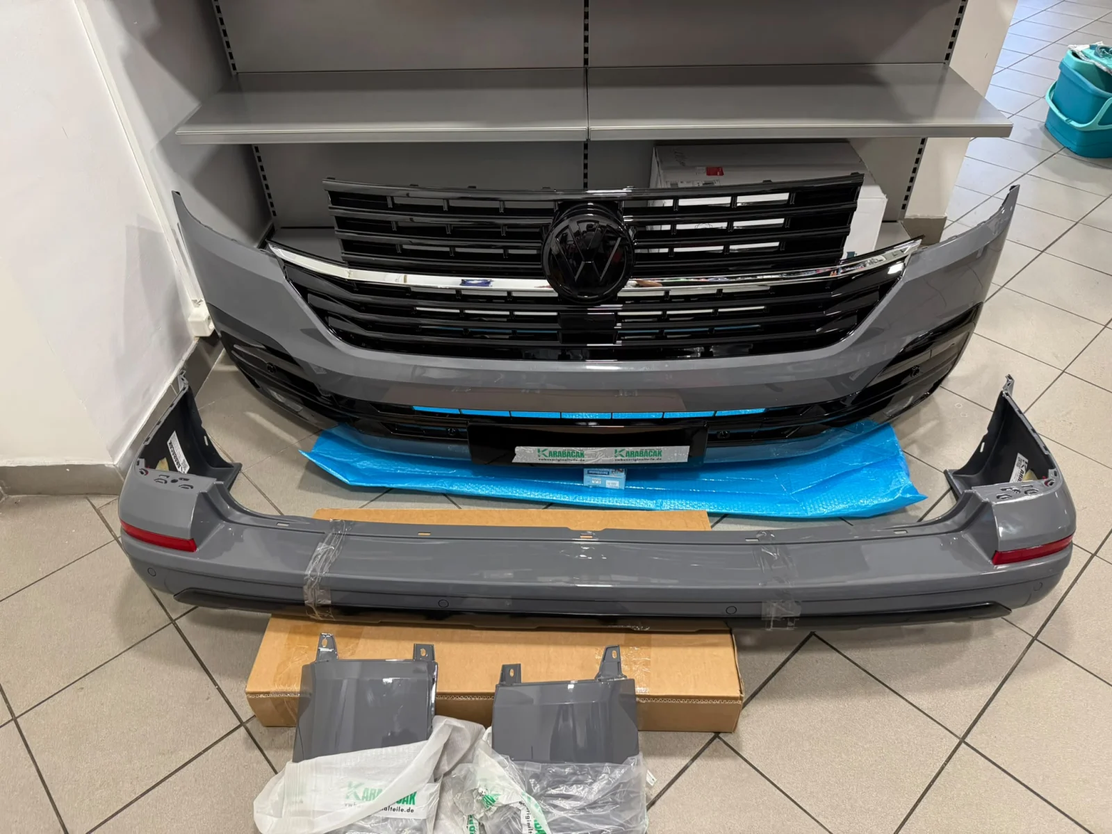VW Bus T6.1 Multivan Stoßstange Stoßfänger BUMPER Parksensor Set 1500euro – Originalaufnahme
