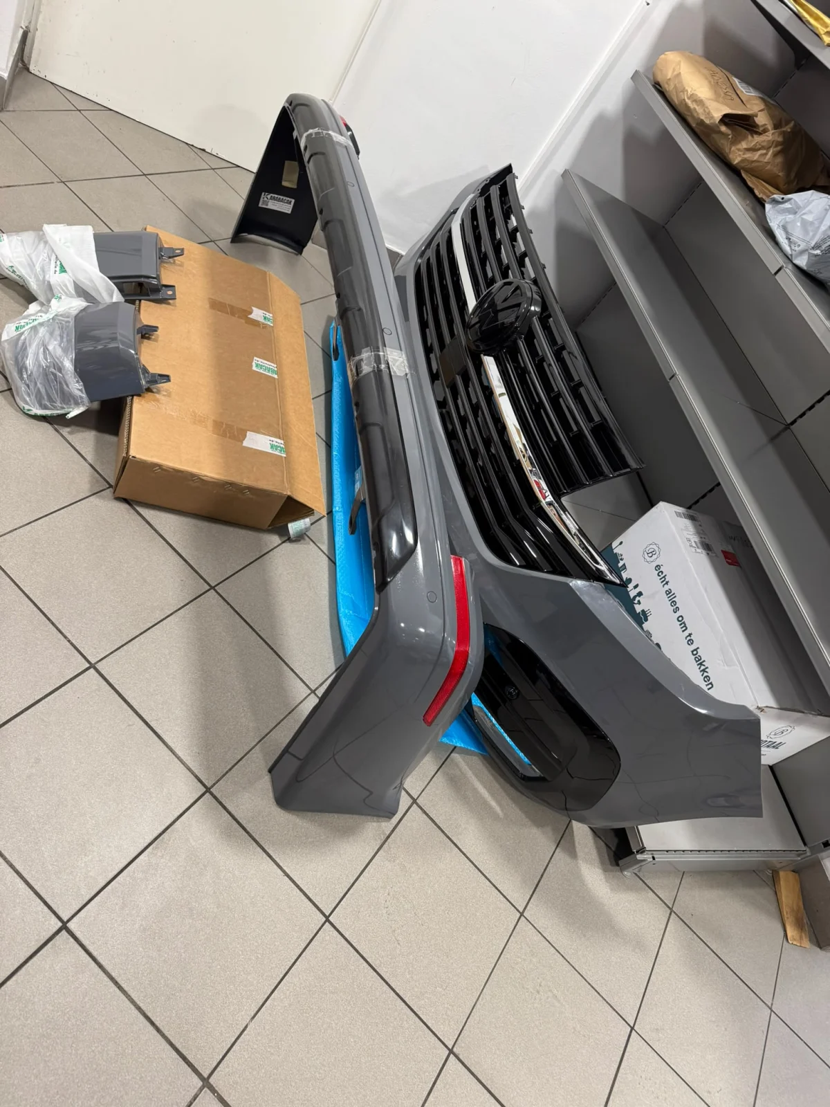 VW Bus T6.1 Multivan Stoßstange Stoßfänger BUMPER Parksensor Set Hinten Blenden Parksensor – Originalaufnahme