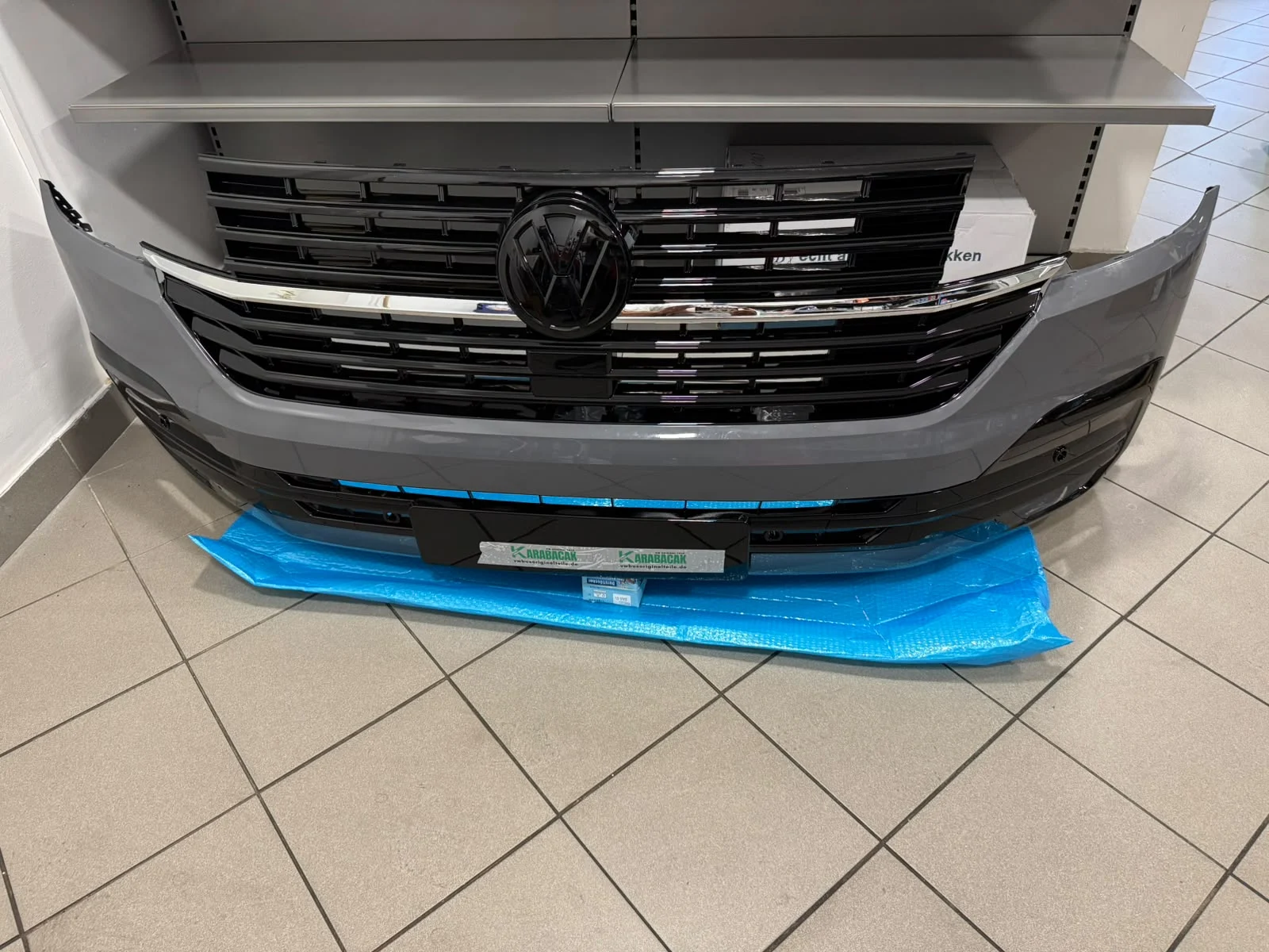 VW Bus T6.1 Multivan Stoßstange Stoßfänger BUMPER Parksensor Set Hinten Blenden Parksensor Einparkhilfe – Originalaufnahme