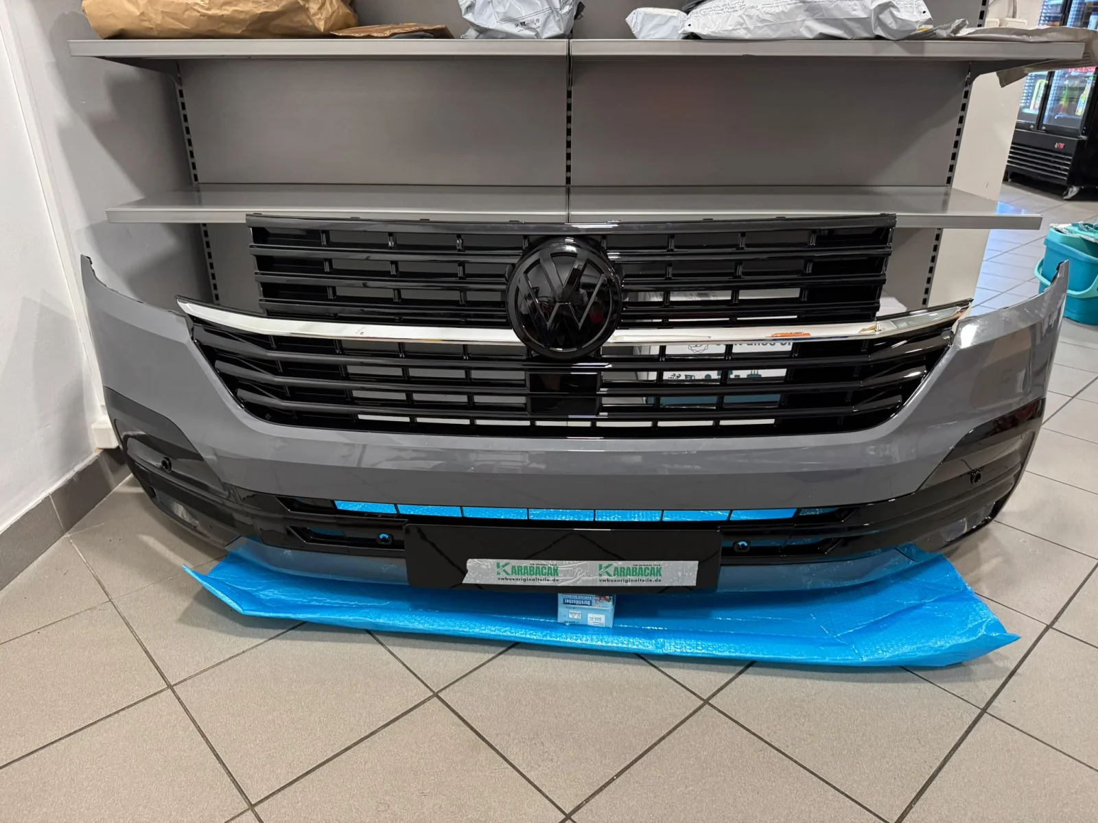 VW Bus T6.1 Multivan Stoßstange Stoßfänger BUMPER Parksensor Set Hinten Blenden Parksensor Einparkhilfe Reflektor komplett – Originalaufnahme