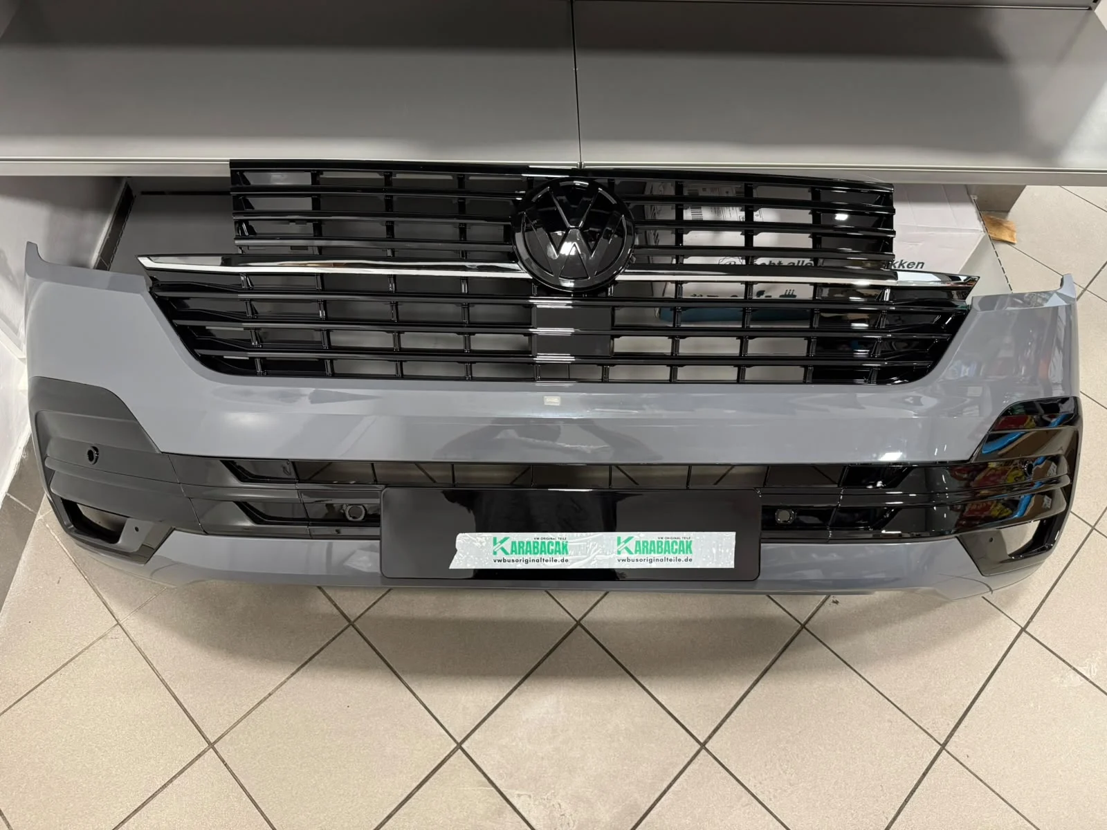 VW Bus T6.1 Multivan Stoßstange Stoßfänger BUMPER Parksensor Set Hinten Blenden Parksensor Einparkhilfe Reflektor komplett – Originalaufnahme