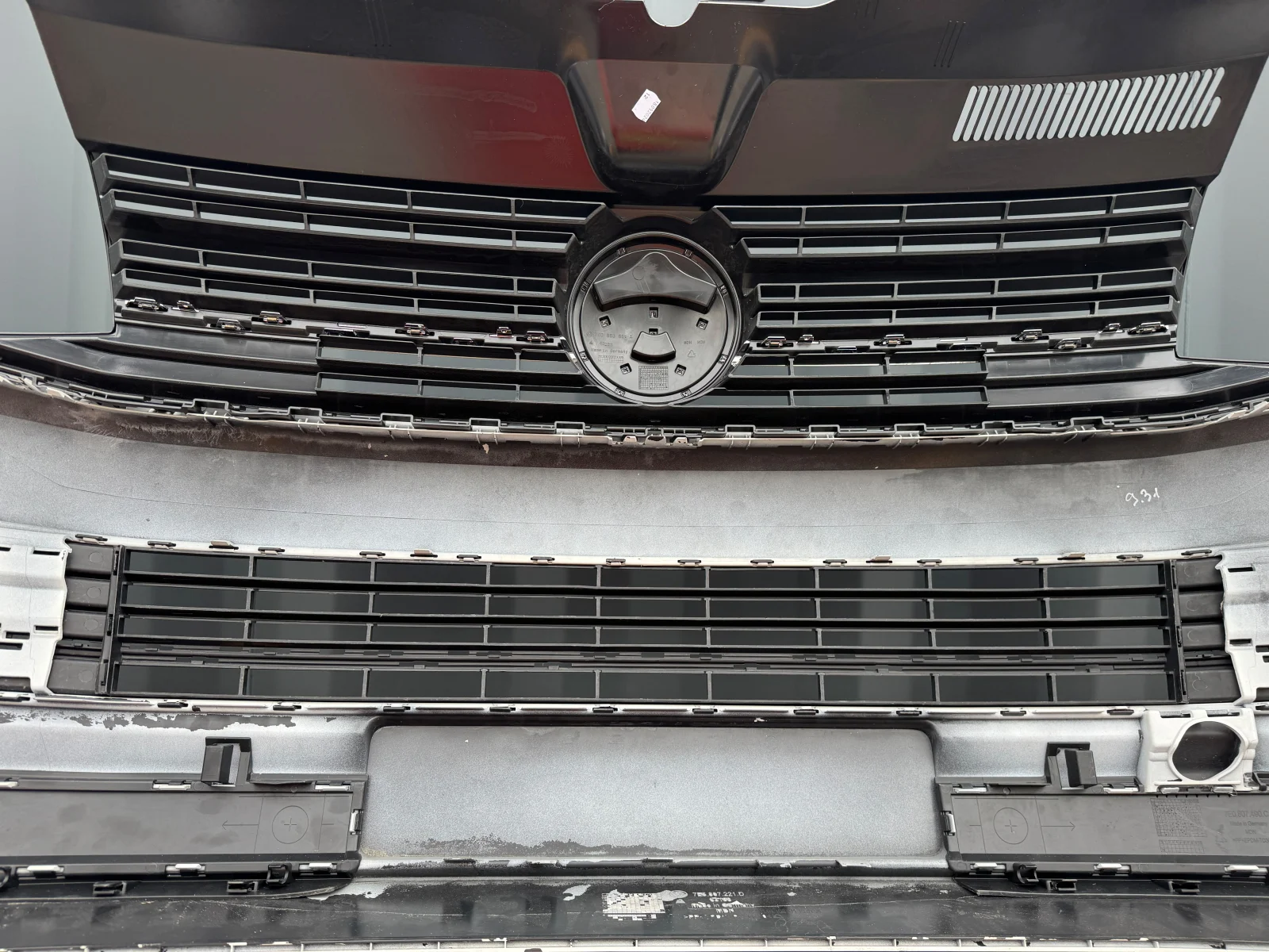 VW Bus T6 Multivan Stoßstange Stoßfänger BUMPER KOMPLETT ABGEBILDET NEUE – Originalaufnahme
