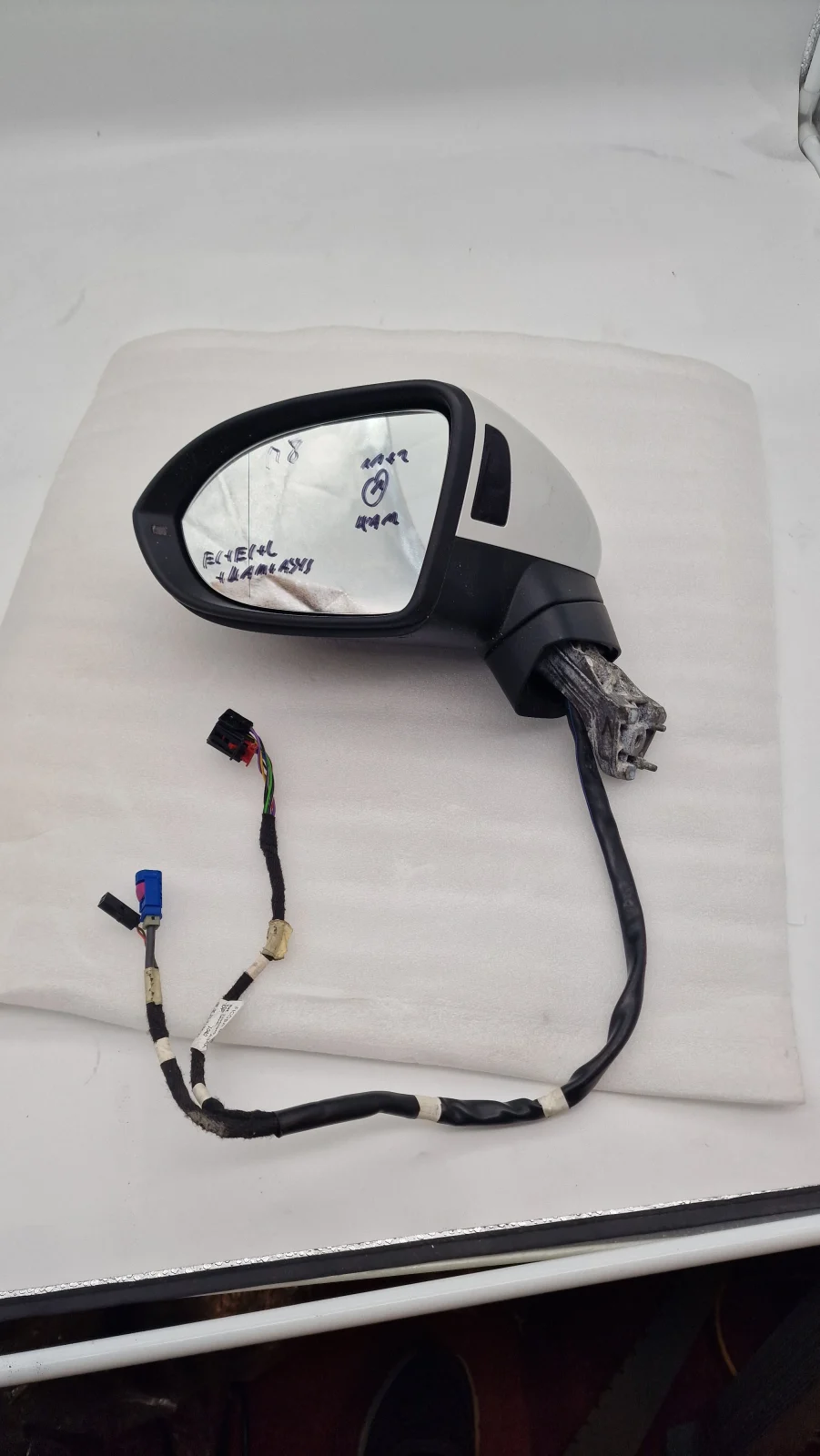 VW Passat B8 3G Außenspiegel links 11+2 Pin mit Kamera perlmuttweiß – Originalaufnahme