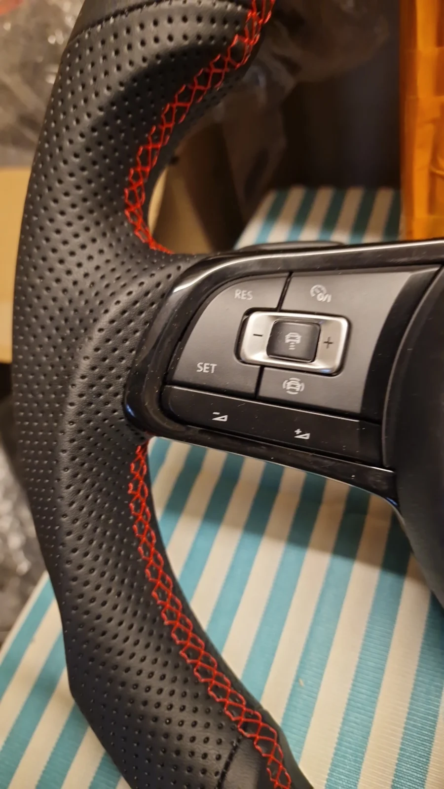 VW Sportlenkrad komplett mit Mittelairbag – Golf 7/7.5, Polo, up!, Arteon, Passat, Touran – Originalaufnahme 3 für VW Golf 7 / VW Golf 7.5 / VW Polo