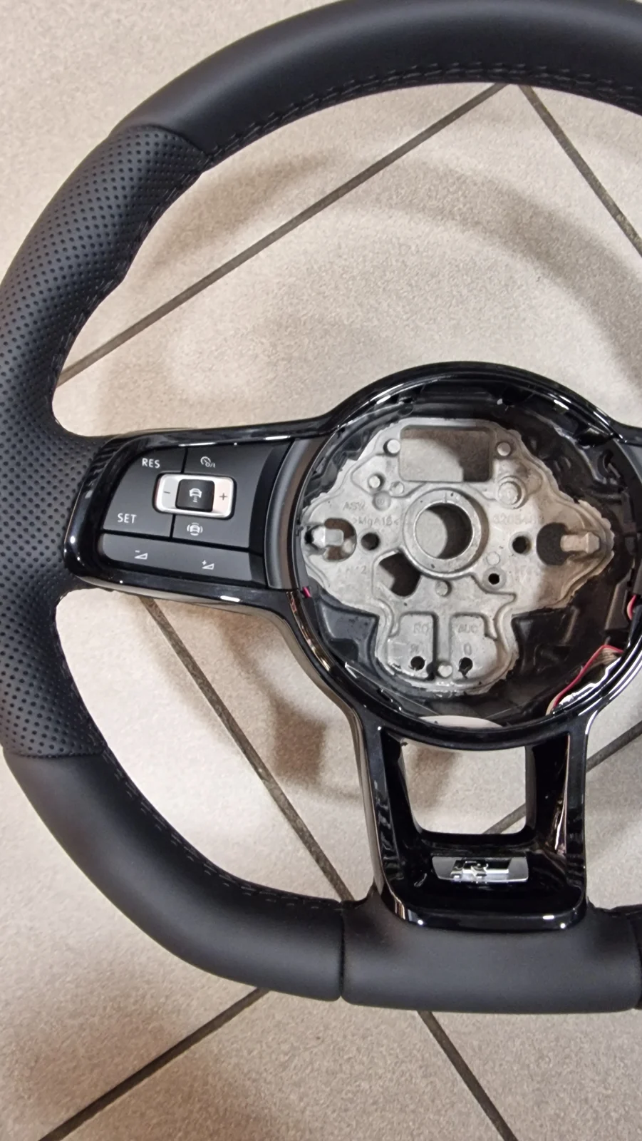 VW Golf 7 / 7.5 R-Line Sportlenkrad mit Schaltwippen – Originalaufnahme 3 für Volkswagen Golf 7 / Volkswagen Golf 7.5
