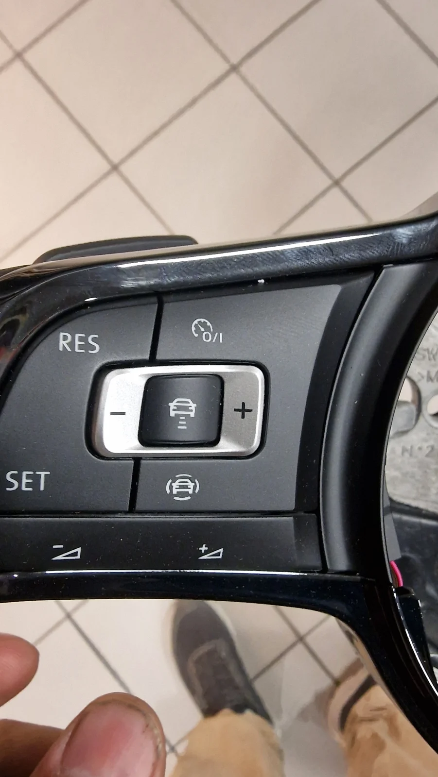 VW Golf 7 / 7.5 R-Line Sportlenkrad mit Schaltwippen – Originalaufnahme 5 für Volkswagen Golf 7 / Volkswagen Golf 7.5